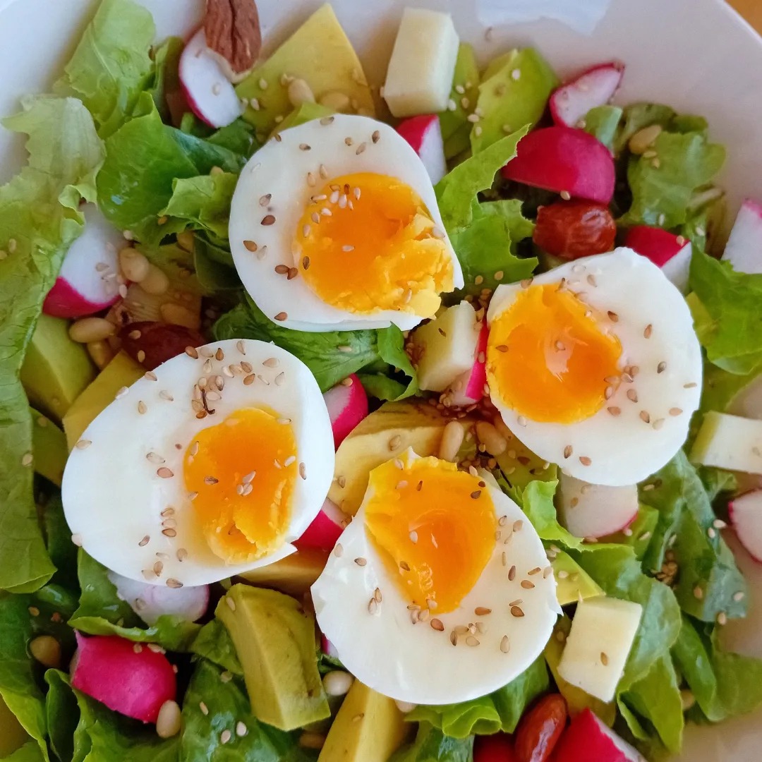 Salade oeufs mollets, radis et fromage de brebis